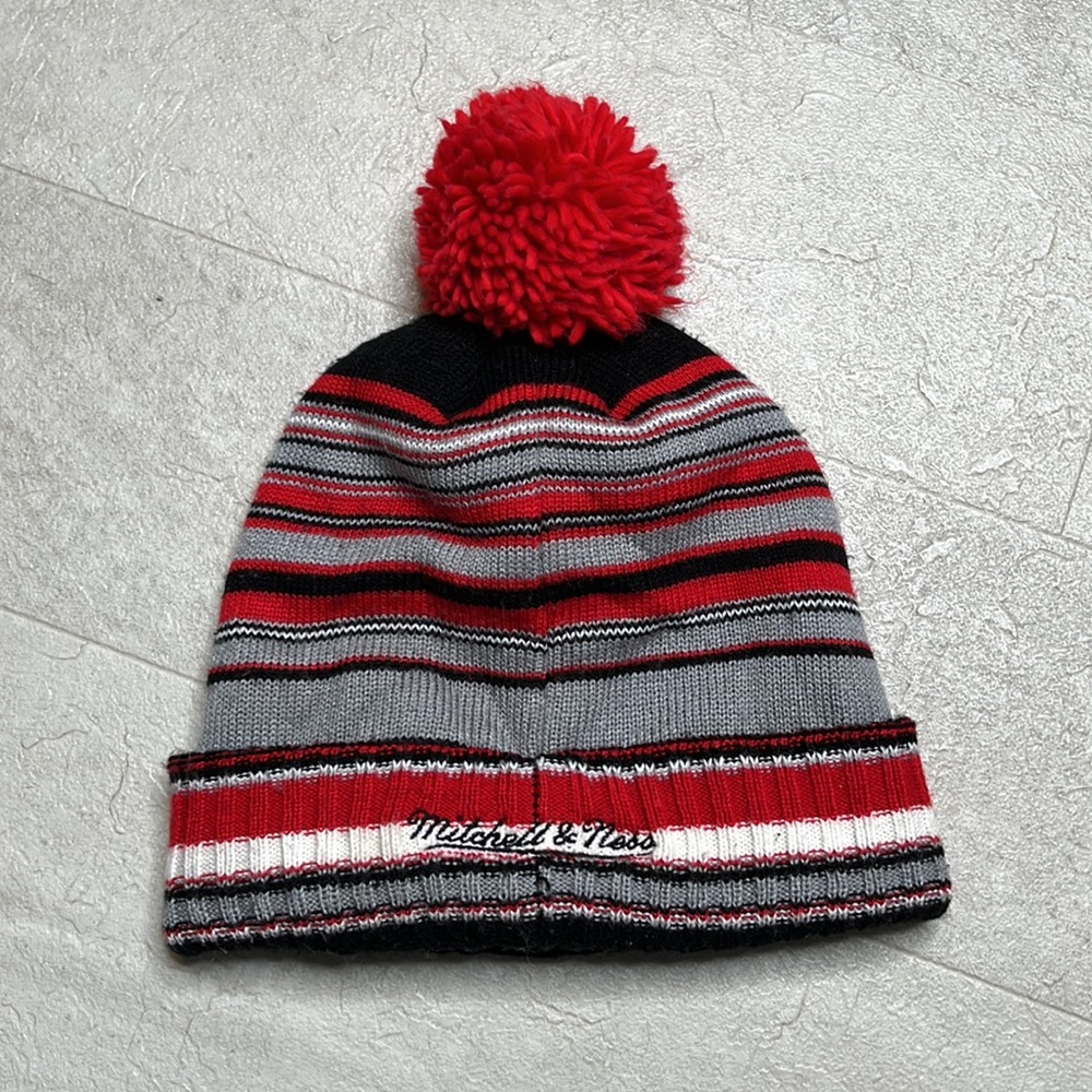 Mitchell & Ness Bulls Beanie OS Black Red Gray Knit Winter Hat Logo - Picture 2 of 5